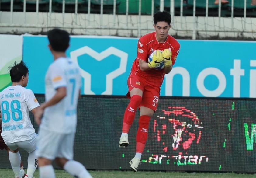 Vượt mặt Nguyễn Filip, sao trẻ HAGL đứng đầu V-League ở 1 chỉ số 545141